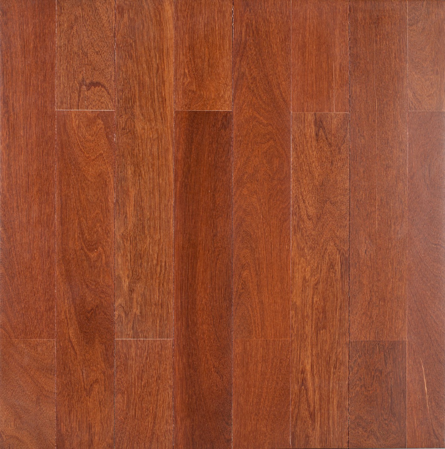 Assi sfalsate di parquet lucido che mostrano le venature naturali del legno.