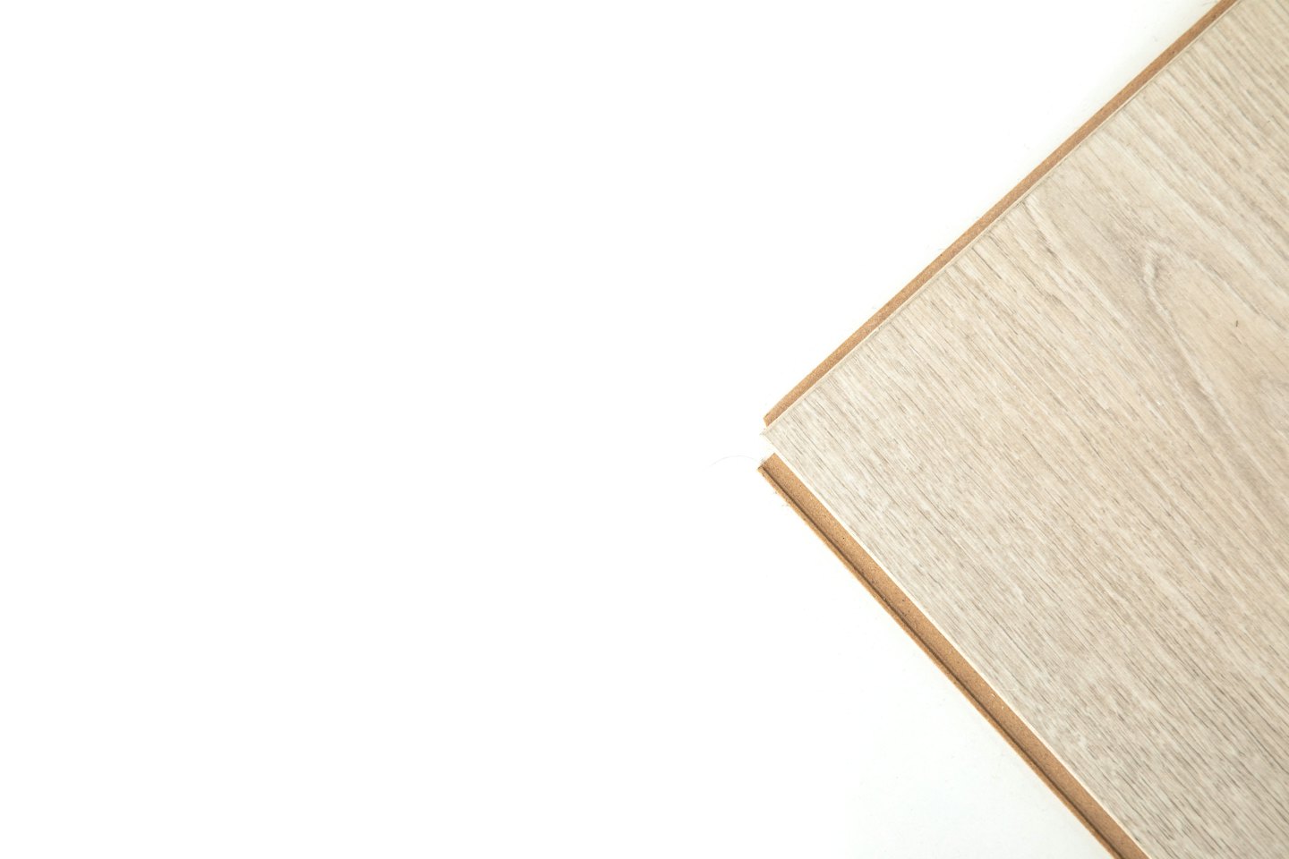 Due listoni di laminato effetto legno su sfondo bianco.
