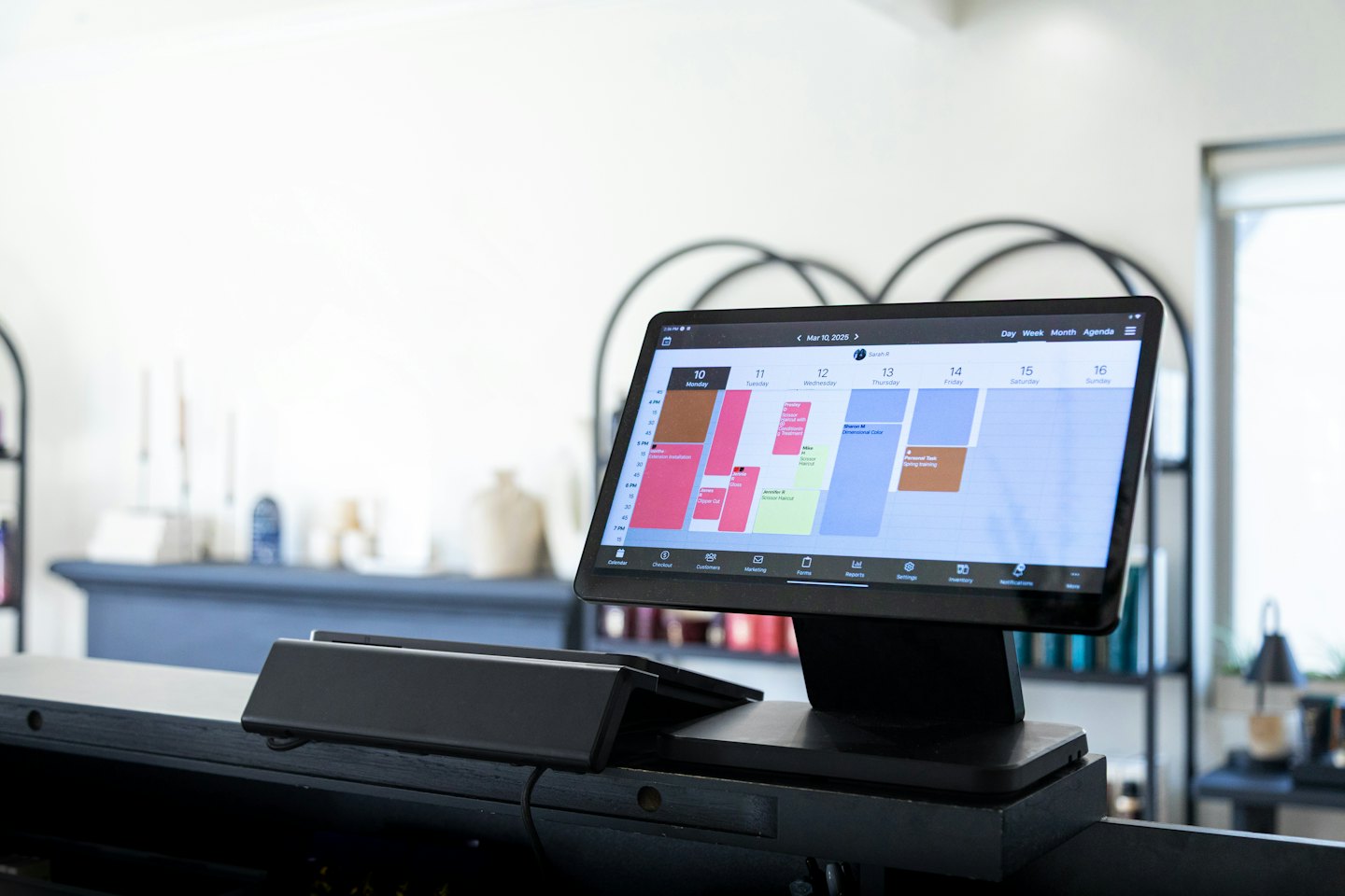 Tablet digitale che mostra un calendario settimanale di pianificazione aziendale.