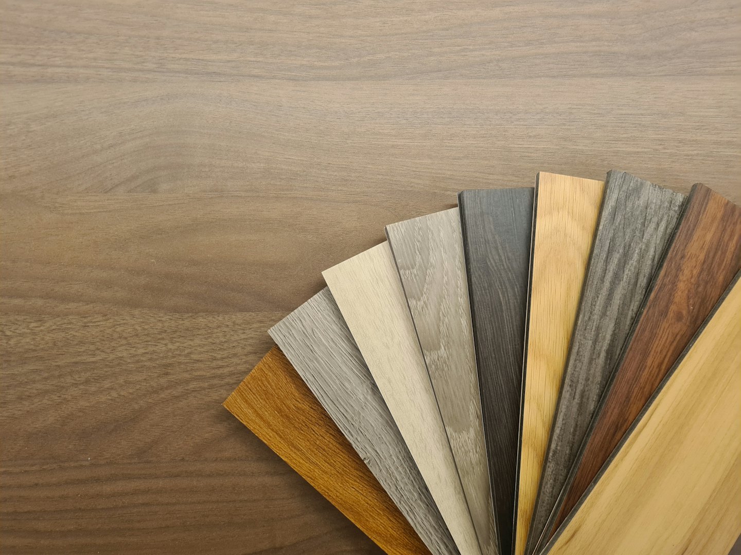 Campioni di pavimenti a ventaglio mostrano venature e colori del legno.